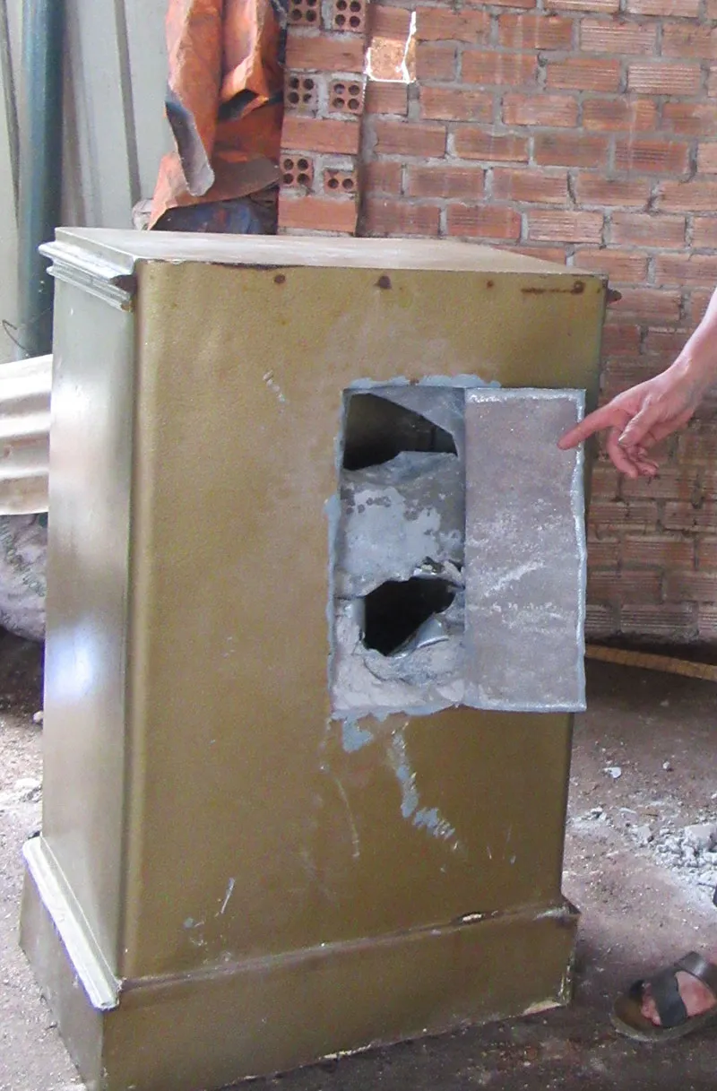 Nhốt con chủ nhà, trộm đục két sắt lấy hơn 200 triệu đồng ảnh 1