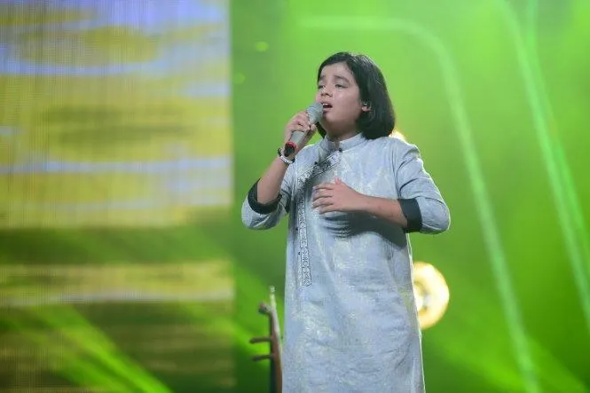 Jayden trình diễn ca khúc Quê hương