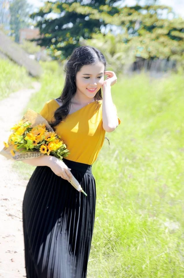 Cô hiện đang là một giao dịch viên ngân hàng