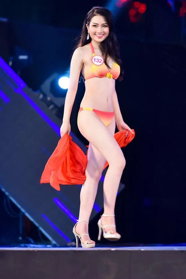 Phùng Lan Hương cao 171cm, nặng 56kg