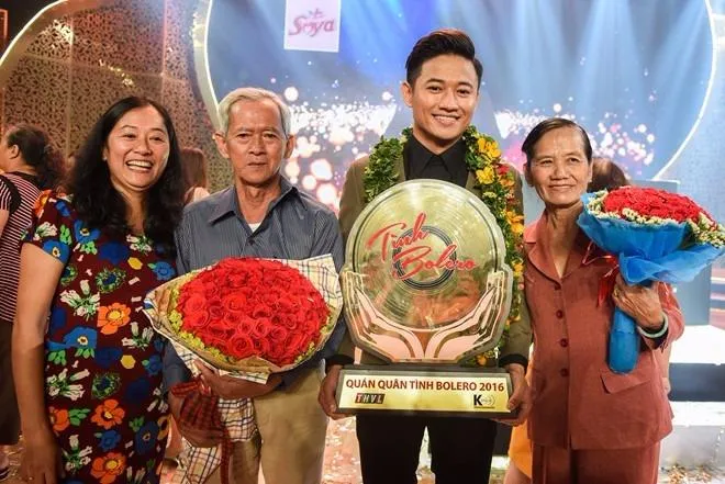 Ba mẹ nam diễn viên đến cổ vũ con trai. Anh dự định sẽ tổ chức mini show vào đầu tháng 8 và thực hiện album Tình Bolero để gửi tặng khán giả