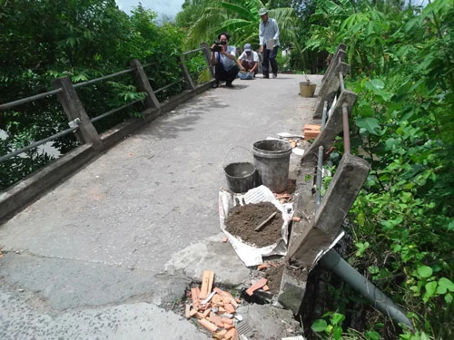 Trưởng ấp huy động người sửa lại lan can cầu bị phá ảnh 1