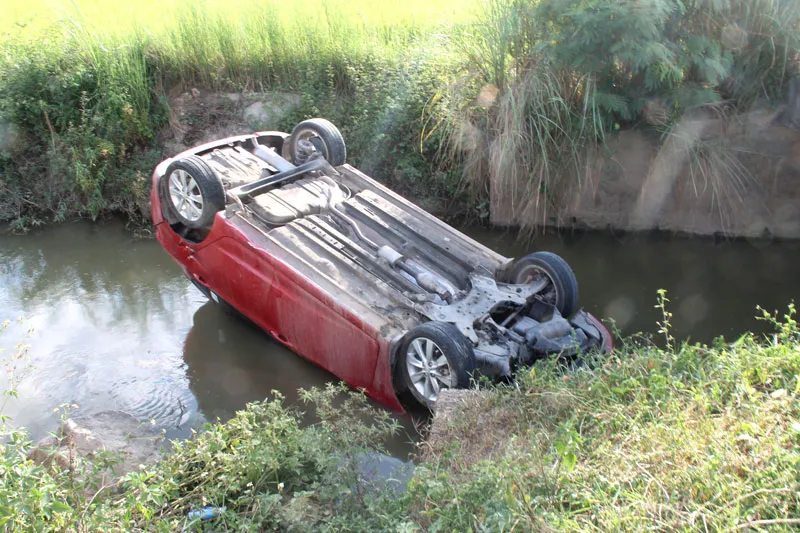 Ô tô lật ngửa dưới mương làng ảnh 1