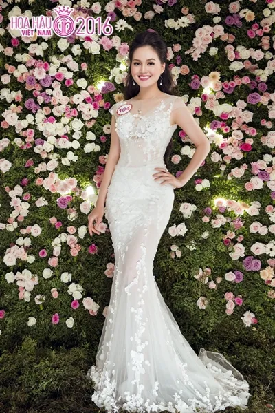 thi-sinh-hoa-hau-khoe-sac-trong-vay-xuyen-thau-1