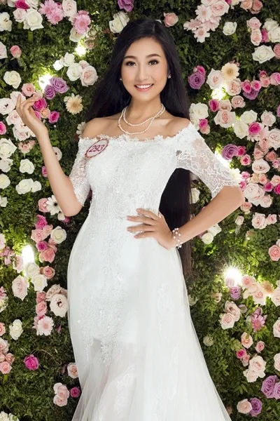 thi-sinh-hoa-hau-khoe-sac-trong-vay-xuyen-thau-4