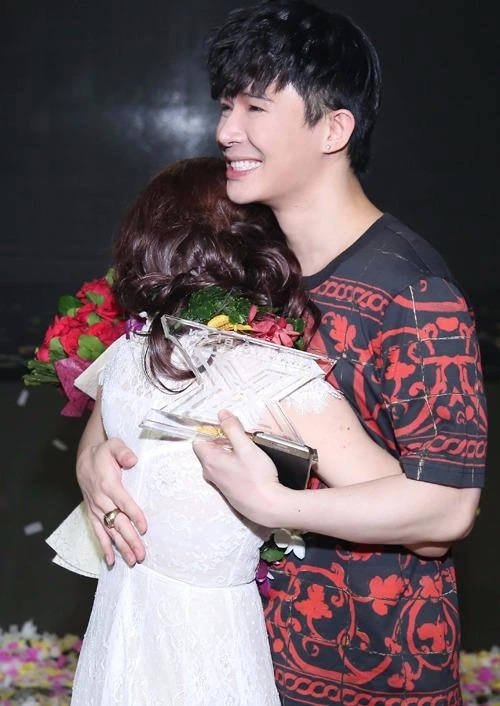 Sau phút đăng quang, Minh Như vui sướng ôm chặt Nathan Lee, cảm ơn 'đàn anh' đã nhiệt tình hỗ trợ cô những ngày qua. Ảnh Ngoisao.net.