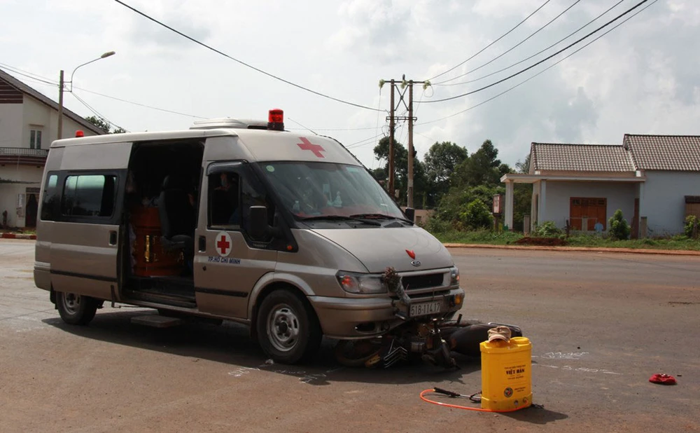 Va chạm với xe chở quan tài, 2 người đi xe máy trọng thương ảnh 1
