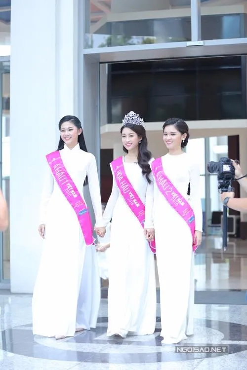 Tân hoa hậu trong áo dài trắng trước khi phỏng vấn trực tuyến