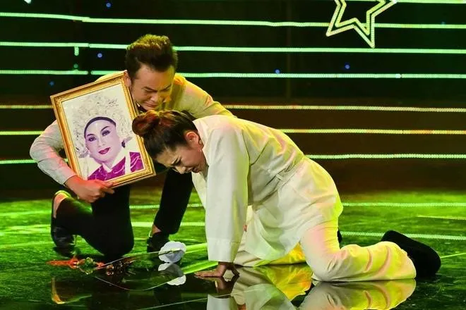 Bình Tinh được NSƯT Hữu Quốc hỗ trợ ở trận đấu cuối. Ảnh: Zing