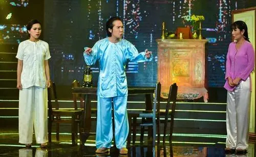 Nghệ sĩ Ưu tú Vũ Linh (giữa) phụ diễn cho cháu gái Hồng Phượng trong trích đoạn cải lương "Duyên kiếp". Ảnh VNE. 