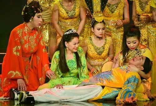 Lê Lộc (bên phải) được sự hỗ trợ của cha mẹ Duy Phương, Lê Giang, em trai trai cùng cha khác mẹ Duy Thọ và anh ruột - diễn viên Duy Phước cùng Trấn Thành. Ảnh VNE. 