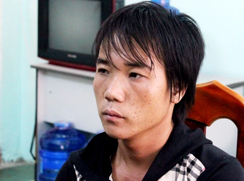 Rạng sáng 4-9, anh Hồ Văn Cường (Công an phường 5, TP Vũng Tàu) cùng 3 dân quân tuần tra, phát hiện nam thanh niên cầm mã tấu đi trên đường Trần Phú liền yêu cầu giao nộp. Bất ngờ, người này cầm mã tấu chém loạn x