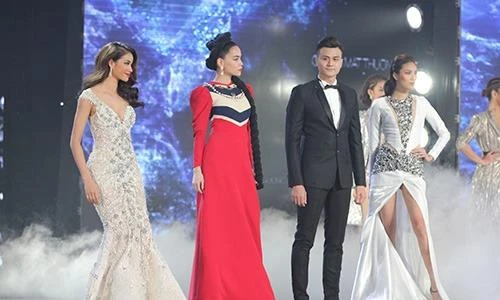 Từ trái qua: giám khảo Phạm Hương, Hồ Ngọc Hà, host Vĩnh Thụy và giám khảo Lan Khuê trong đêm chung kết. Ảnh VNE