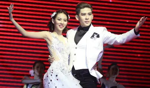 Phí Phương Anh kết hợp cùng người mẫu Minh Trung trong phần thi khiêu vũ. Ảnh VNE