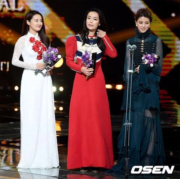 Ở hạng mục Ngôi sao châu Á (Asian Star) dành cho nữ, Rebbea Lin đến từ Singapore, Fuji Mina của Nhật Bản và Nhã Phương (bên trái) đến từ Việt Nam dành danh hiệu cao nhất.