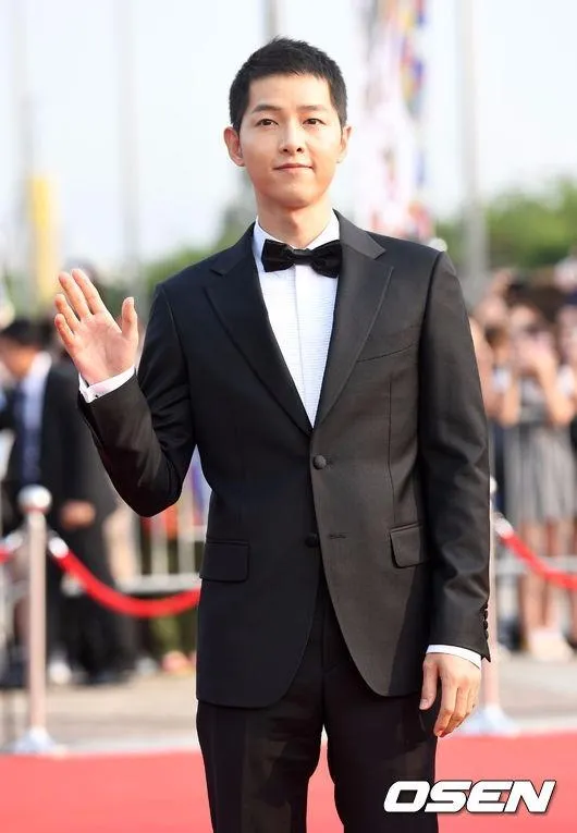 Đáng chú ý, nam diễn viên Song Joong Ki nhờ diễn xuất trong Hậu duệ mặt trời nhận giải Diễn viên Hàn đột phá.