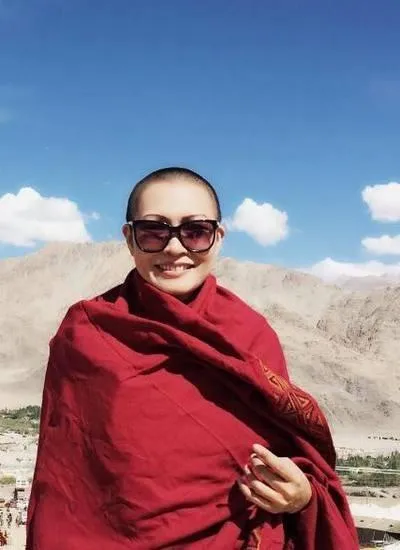 Vì sao ca sĩ Phương Thanh xuống tóc ? ảnh 1 Bức ảnh Phương Thanh cạo sát đầu, khoác áo tu khiến nhiều khán giả chú ý.