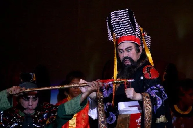 NSND Thanh Tòng trong vở cải lương Chiếc áo thiên nga. Ảnh: Gia Tiến