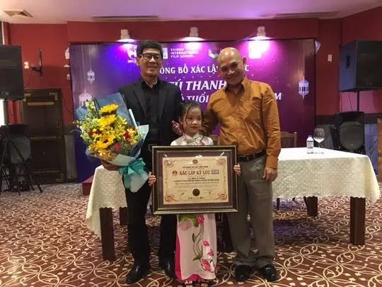 Tú Thanh, ca nương được phát hiện trong chương trình “Người hùng tí hon 2016”, đã nhận chứng nhận kỷ lục Nghệ sĩ hát các dòng nhạc cổ truyền dân tộc nhỏ tuổi nhất do Kỷ lục Guinness Việt Nam xác lập. Ảnh NLĐO.