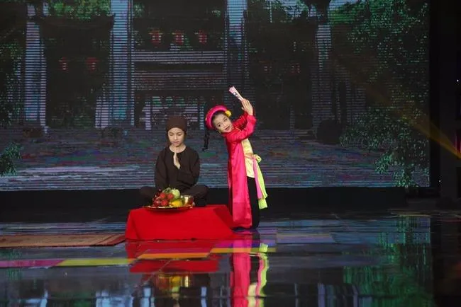 Tú Thanh (trái) biểu diễn hát văn "Thị Mầu lên chùa". Ảnh plo.vn