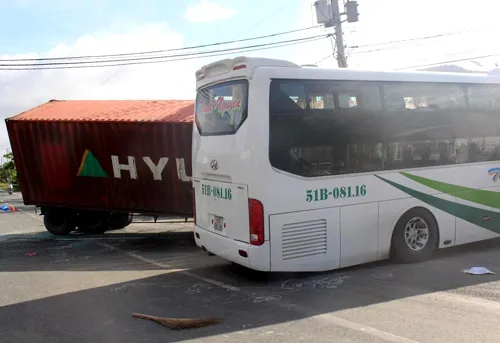 Container đâm ôtô giường nằm, hàng chục người bị thương ảnh 1 Xe container lao từ bên kia đường sang đâm ô tô giường năm. Ảnh: Cửu Long