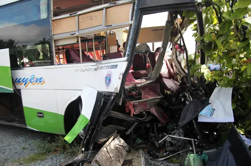 Container đâm ôtô giường nằm, hàng chục người bị thương ảnh 2 xe-container-dam-oto-giuong-nam-hang-chuc-nguoi-bi-thuong-1