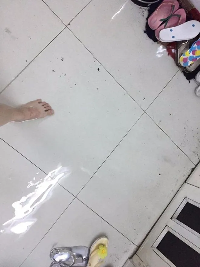 Nhà Kha Ly lần đầu bị ngập sau trận mưa lớn chiều 26-9. Ảnh: FBNV.