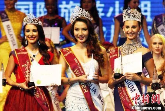 Nữ hoàng du lịch quốc tế 2016 - Người đẹp Anu Namahir cùng hai Á hậu. Ảnh Dân trí