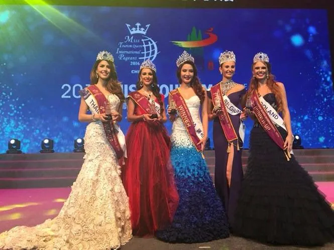 Anu Namshir, người đẹp Mông Cổ (sinh năm 1991) lên ngôi Nữ hoàng du lịch quốc tế 2016 (giữa) với giải thưởng tiền mặt trị giá 10.000 USD. Á hậu 1 thuộc về Hoa hậu Bỉ, Á hậu 2 thuộc về người đẹp Belarus. ẢNH: G.B