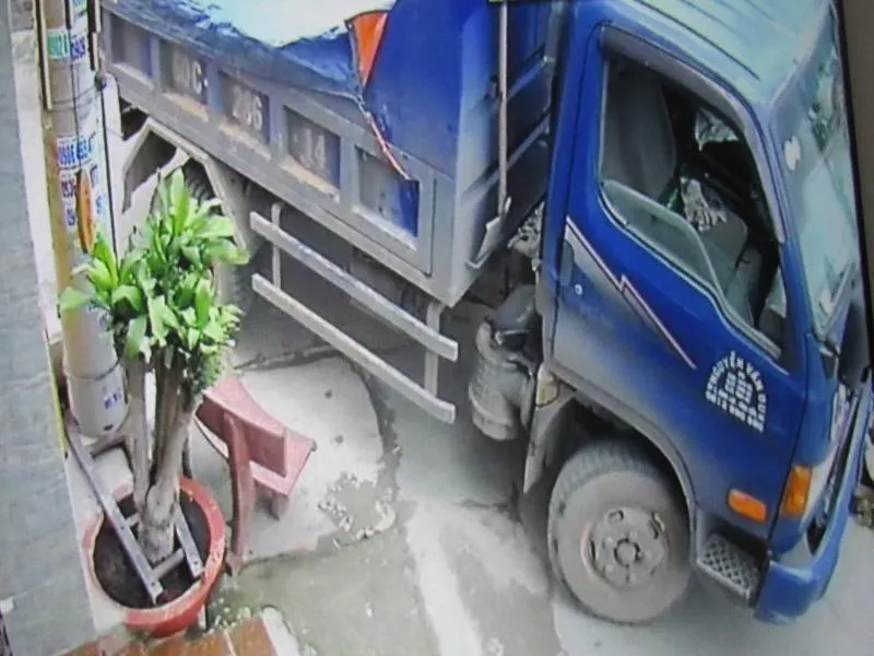 Xe ben cày hư đường, sụp cống… ảnh 2