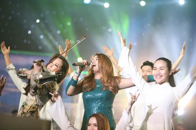 Cô gái Philippines đoạt quán quân Vietnam Idol ảnh 4 Janice Phuong khoc nuc no khi dang quang Vietnam Idol hinh anh 13