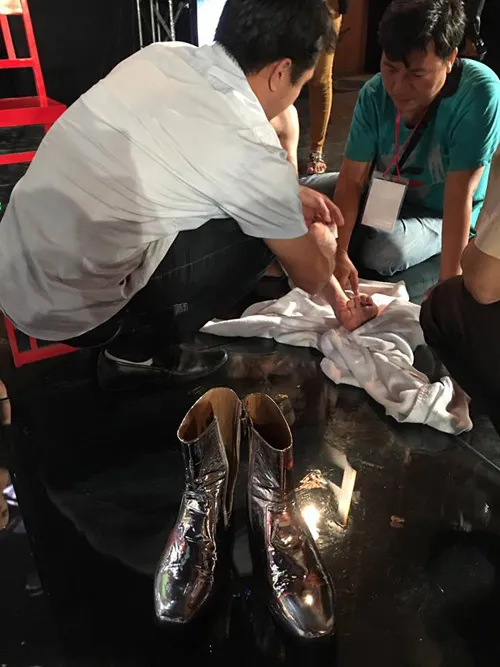 mr-dam-khau-6-mui-o-chan-vi-bi-tai-nan-khi-tap-liveshow