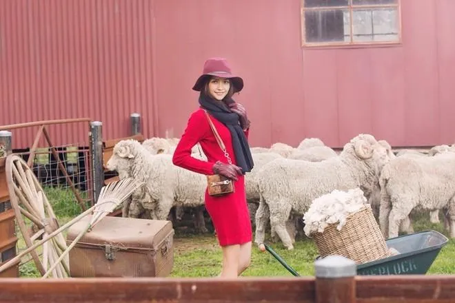 Ngọc Châu, một trong những thí sinh tiềm năng của mùa giải diện trang phục áo thun, quần short thoải mái sải bước. Ảnh Zing