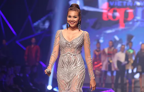 Sau đó là màn xuất hiện của 14 thí sinh trong nhà chung cùng bộ sưu tập của nhà thiết kế Nguyễn Tiến Truyển. Phần chào đầu kết thúc bằng những bước catwalk điêu luyện của siêu mẫu Thanh Hằng - host của chương trình.