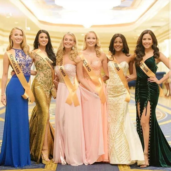 Tối qua, Nguyễn Thị Loan (phải) đã tham dự tiệc chào mừng chinh thức của ban tổ chức cùng hơn 80 người đẹp khác. Ảnh NGÔI SAO