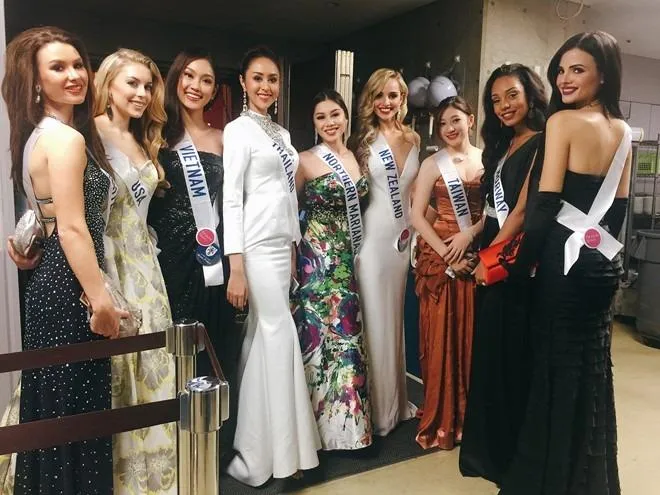 Phương Linh cùng các người đẹp Nam Phi, Sri Lanka, Thụy Điển tại Nhật ngày 11-10. Ảnh: FBNV