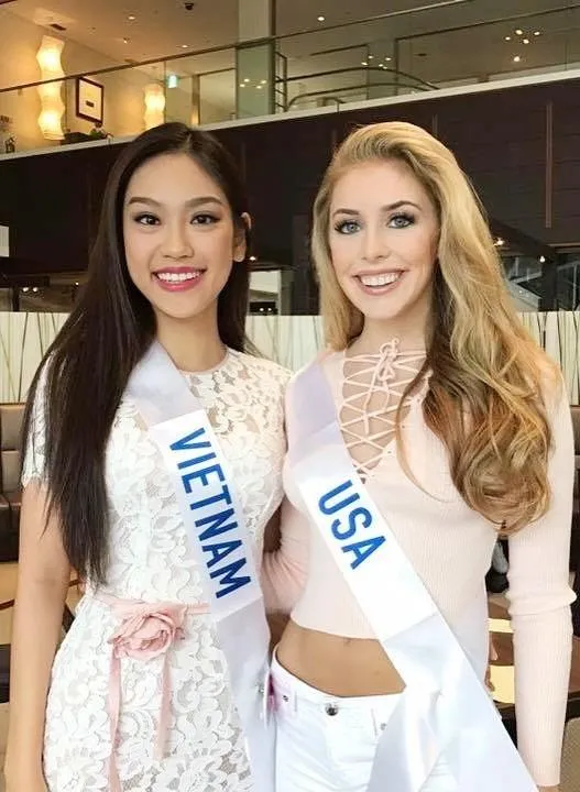 Phương Linh và thí sinh Mỹ. Ảnh: ZING