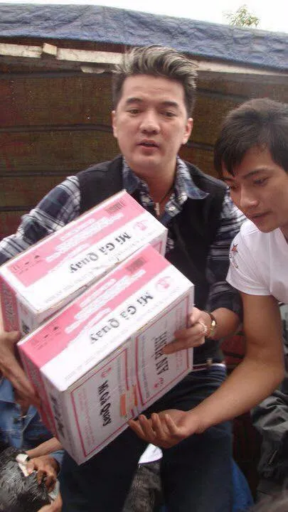 Đàm Vĩnh Hưng tiếp tục tất bật từ thiện. Ảnh NLĐO