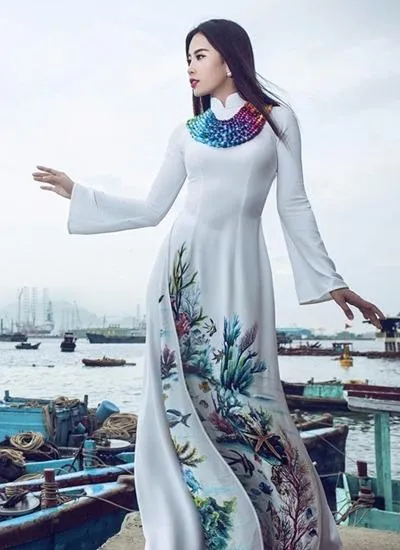 Nam Em cũng mang theo một chiếc áo dài - vải lụa trắng in hình ảnh san hô, đàn cá - của nhà thiết kế Đinh Văn Thơ. Ảnh VNE