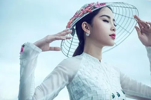 Chiếc nón của Nam Em cũng được làm thủ công. Nguyễn Minh Công đã tìm về một làng nghề truyền thống ở Vĩnh Long để học hỏi cách bện trên khung nón. Ảnh VNE