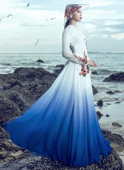 Trang phục do Nguyễn Minh Công, nhà thiết kế 20 tuổi, thực hiện. Ảnh VNE