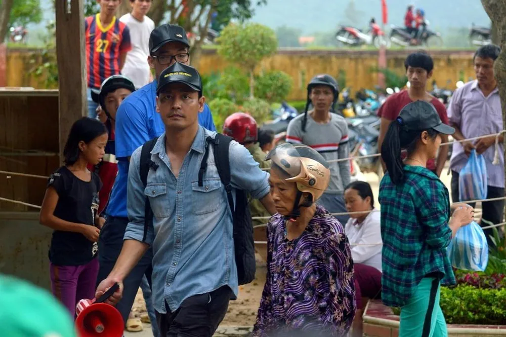 Hình ảnh MC Phan Anh cứu trợ bà con miền Trung ảnh 4 Hình ảnh MC Phan Anh cứu trợ bà con miền Trung ảnh 4