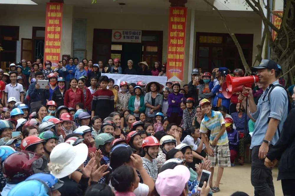 Hình ảnh MC Phan Anh cứu trợ bà con miền Trung ảnh 6 Phan Anh trao quà cứu trợ cho bà con ở Quảng Bình. Ảnh: ZING