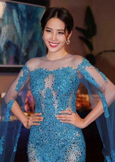 Đại diện Việt Nam mặc váy đuôi cá xuyên thấu của nhà thiết kế Hằng Nguyễn. Ảnh VNE