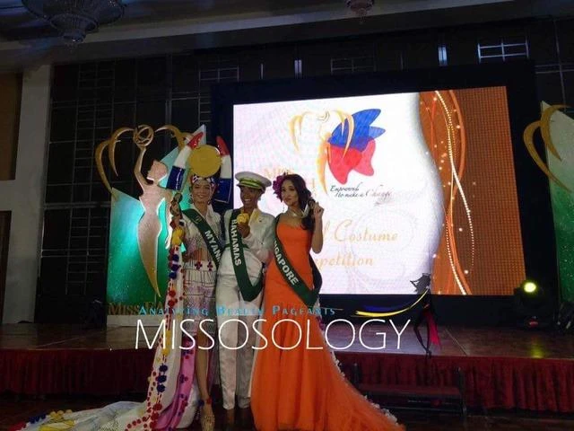 Ba thí sinh giành giải cao nhất trong phần thi Hoa hậu Thân thiện của Hoa hậu Trái đất 2016. Ảnh: DÂN TRÍ