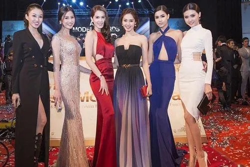 Ngọc Duyên 'Tân Nữ hoàng Sắc đẹp Toàn cầu 2016' là ai? ảnh 14 Cô đầu quân cho Venus, chung công ty người mẫu với Ngọc Trinh, Linh Chi, Kỳ Hân... Ngọc Duyên (phải) cùng dàn chân dài tham dự lễ trao giải Liên hoan người mẫu châu Á ở Hàn Quốc tháng 4-2015. Ảnh VNE