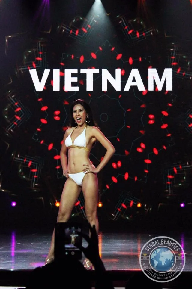 Đại diện của Việt Nam - Nguyễn Thị Loan trình diễn áo tắm trong đêm sơ khảo, ngày 25-10. Ảnh DÂN TRÍ.