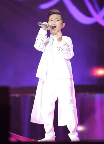 : Nhật Minh đội Đông Nhi - Ông Cao chọn ca khúc Arirang alone khoe giọng cao, khỏe. Để trình diễn tốt tiết mục này, huấn luyện viên phải thức trắng đêm chỉ dạy và luyện tập cho cậu bé. Đông Nhi nhận xét về học trò nhí: Con hát bay bổng ca khúc về tình yêu quê hương đất nước. Con làm rất tốt tất cả nốt cao, luyến láy.