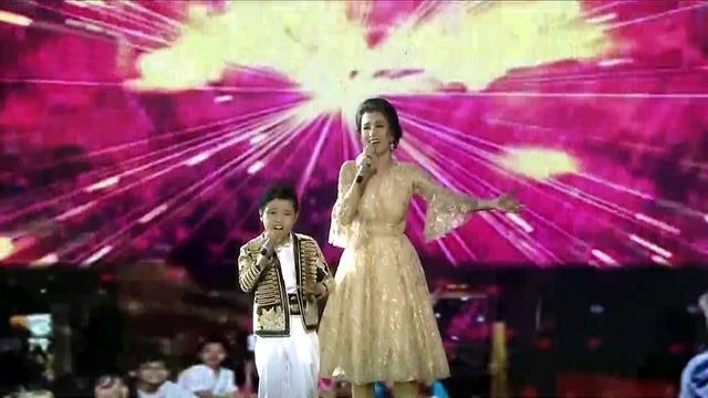 Nhật Minh cùng HLV Đông Nhi. Ảnh DÂN TRÍ