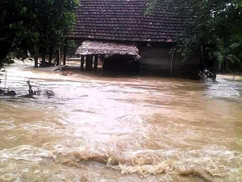 Quảng Bình nước lũ dâng cao, nhiều nhà dân bị ngập ảnh 1